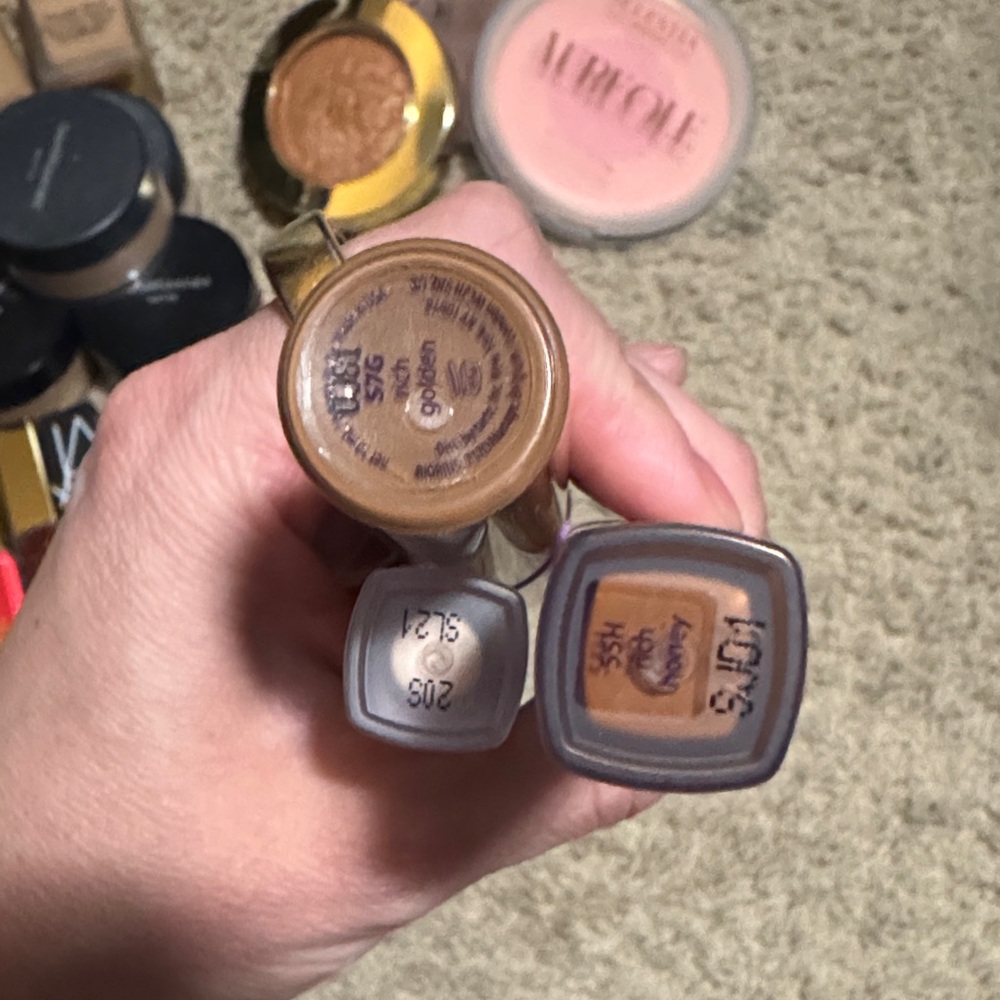 Makeup Bundle - Picture 3 of 16